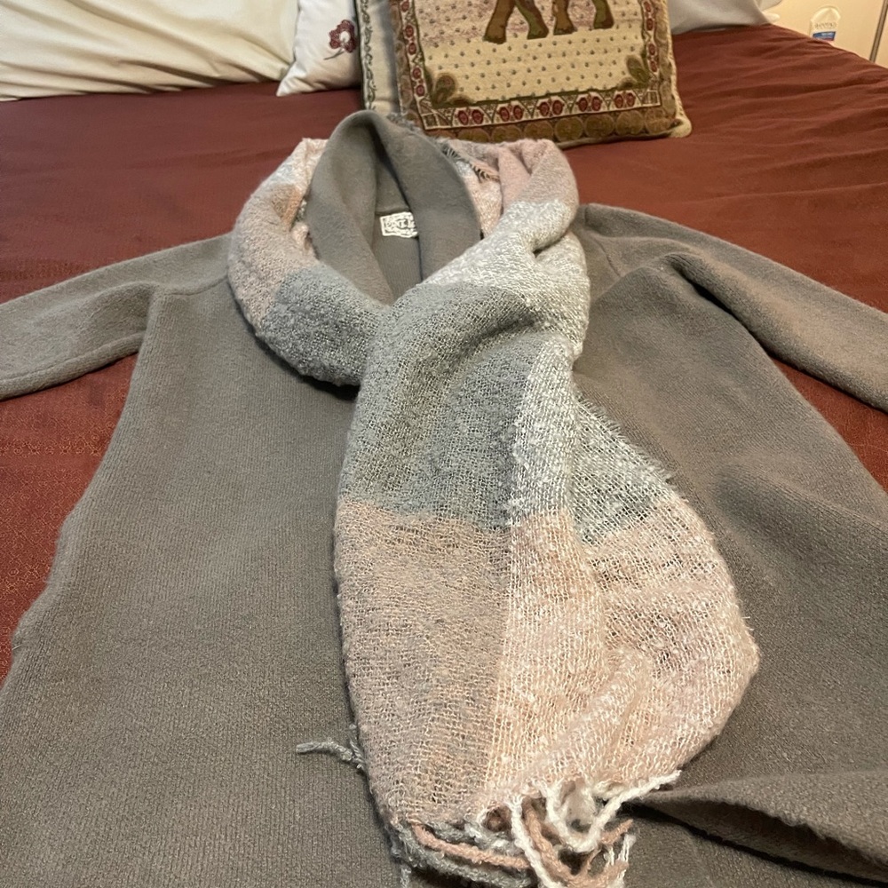 Lovely scarf -worn once -size is o/s